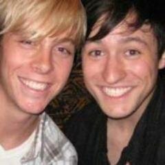 Neoyorquino, Ex-Warbler. Estudiante de NYU. Amo a mi esposo @JeffSterlingEs mas que a mi vida. #Niff4ever #SPGleeFakes