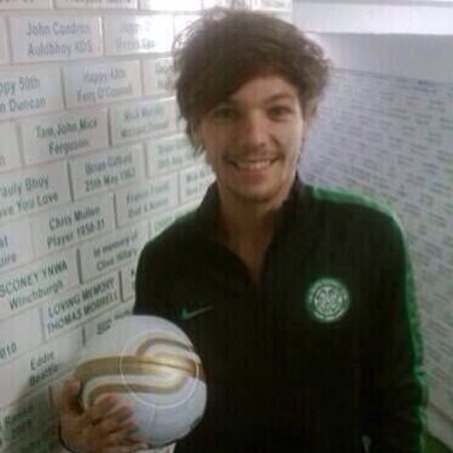 I'm L-Louis... I'm shy. I play footie. @StylcsHarry is the best thing that's ever happened to me...he is perfect