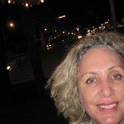 Primary teacher and lover of visual arts, opera and saltwater.