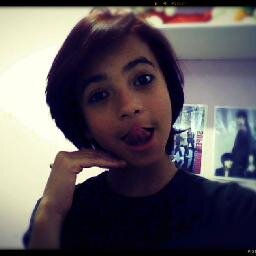 Sou uma pekeena garota , que gosta de se divertir , adoro comer besteiras , adoro funk , e pricipalmente os mcs mais linddooos ' 3