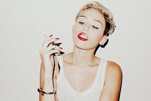 One direction me enseñaron a perseguir mis sueños. Miley Cyrus a ser tú misma. Demi Lovato a creer en ti misma. ¿Y tener ídolos es una tontería?