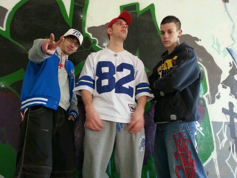 metrallaverbal's profile picture. Unos van de puestos,otros inponen normas,Metralla pura estalla y con su mierda los desborda!