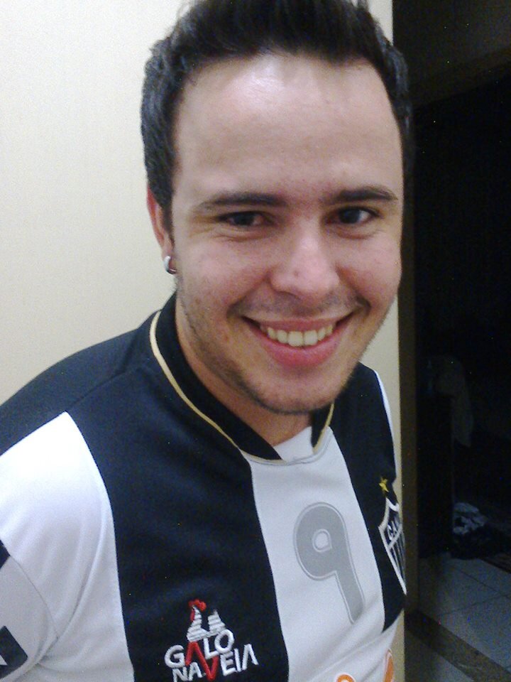 amo minha familia e meus amigos...adoro estar com pessoas ao qual me fazem feliz...amo a vida e principalmente amo Deus...
adoro torcer para meu time...