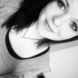 I'm Lorina, and i love bands, Harry Potter and anime.