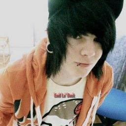 hey i skylar you can call me sky im pansexual and taken @AlexGaskarth17 my besties are @Dustintheangel/@luckaslovestyty room for more
