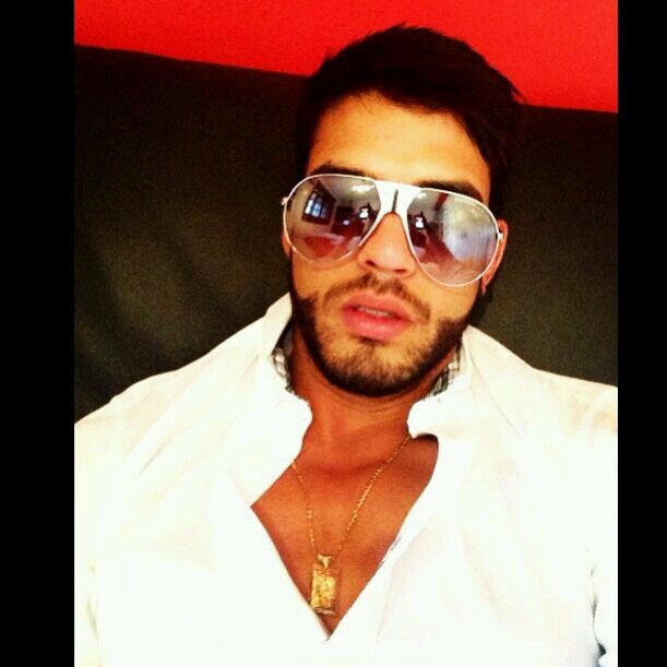 venezolano y portugués, ing civil, 24 años voy al gym juego futbolito me gusta la playa salir joder viajar  y mas