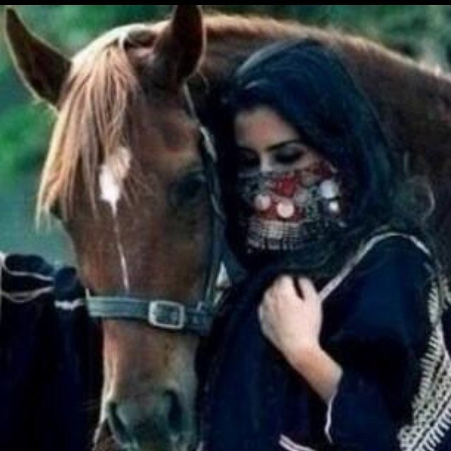 ‏​​‏​اللي يرخص قدرنا کيف نغليہٌ 
و اللي خذلنا ما نثمن وقوفہٌ 
لا ضاعت الهقوهہ ؟ وكل الرجا فيہٌ  
لو هو بجنب اكتافنا ما نشوفہٌ