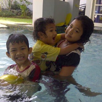 a husband of @lirafebri, father of 4 kids, i love reading, writing & travelling, IG: @yudhihertanto
