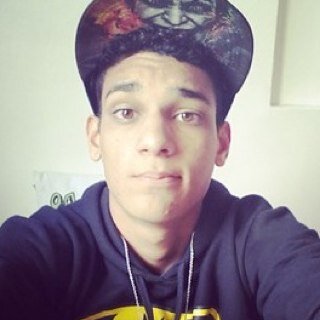 Eu vivo em um mundo em que as pessoas fingem ser o que nao são, mas quando falo com você... eu sou o que sou ;)