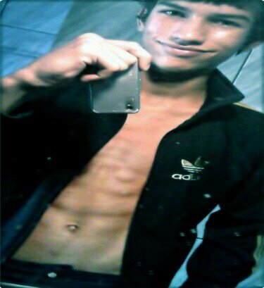 Quem soou eu ?
 só digo na presença do meu advogado.
shuashuah'

Akelee lindinhoo ali da foto 
Akelee Caraa quee amaa a vida.