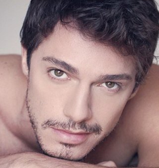 Eu poderia ter escolhido qualquer um pra me espelhar. Mas foi você, com essa força enorme, esse sorriso sincero, que eu escolhi! @ycarotavares Since:21/12/2012