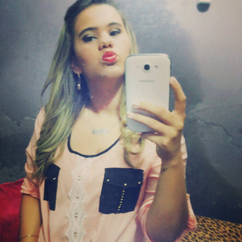 Eu sei que todos os dias quando eu acordo Deus dá um sorriso e me diz: Estou te dando a chance de tentar de novo. (: