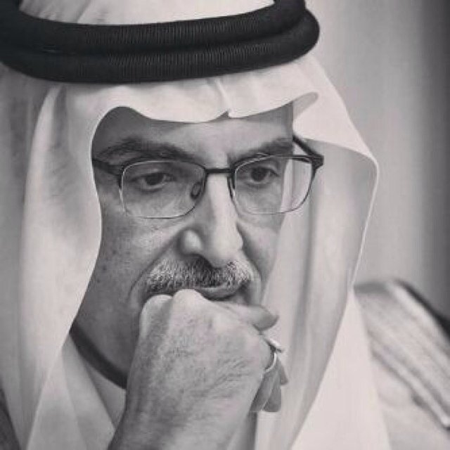 مهما تمشي مستقيما..ستجد من ينتقد ظلك المائل... '
