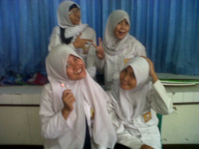 4 cewek yg kece,dan biasa buat mslh @andin_dindaa16 @dayang_hikari @miftahulfresfea @ftriadnd •8A • 4ever