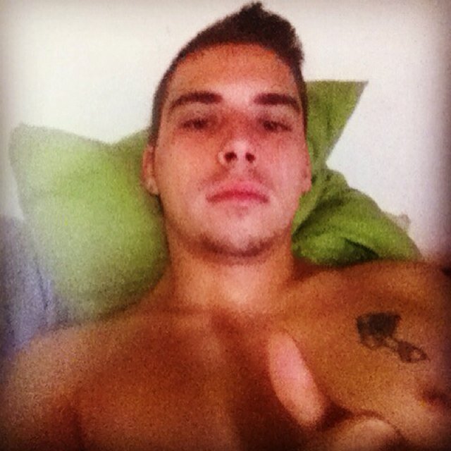 Il faut qe tu marche droit même si l'chemin est étroit ... Même si en toi personne ne croit - Follow moi, je follow back http://t.co/LZhg19LR