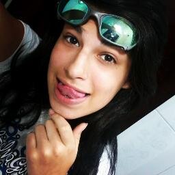 16 anos, são paulina, geminiana, ciumenta, meiga, boba, chata ! :3 hahahahaha segue , sou feia mais sou legal !!