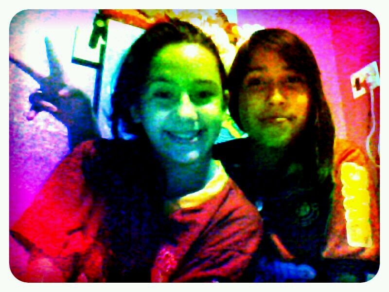 Sou uma garota com sonhos & muito feliiz q ama viver a vida da melhor maneira possivel haha# *--------*