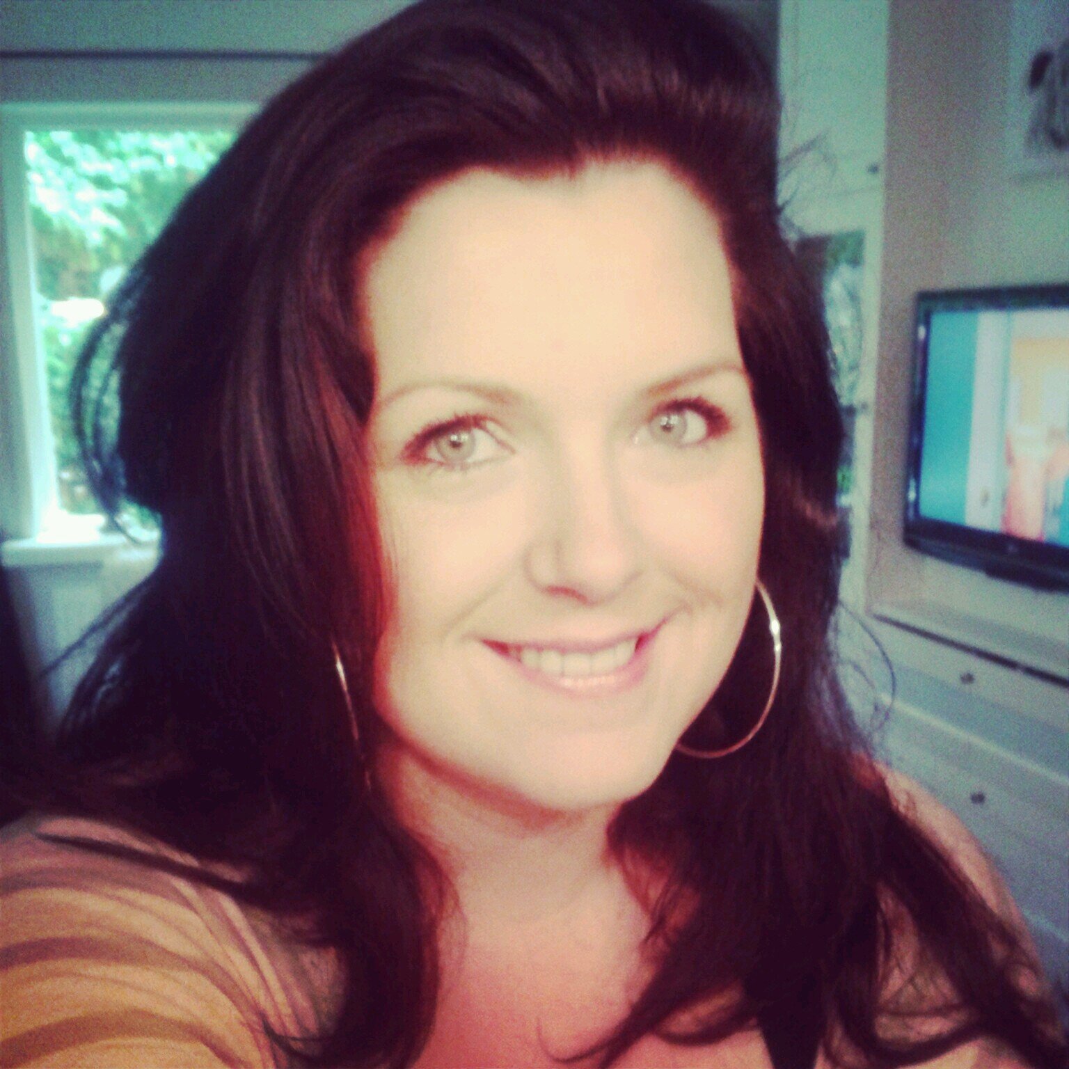 Hey! im Gwen! . fun, honest, out going, chill. liking music, movies, and hanging out with friends .