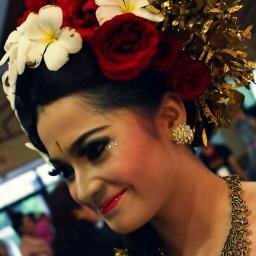 Rias pengantin modern,Adat,Hijab.
liat dulu aja di
 https://t.co/kvMPCXmHGt
 hasil make up nya..
CP/Whatsapp :0896 31211 543