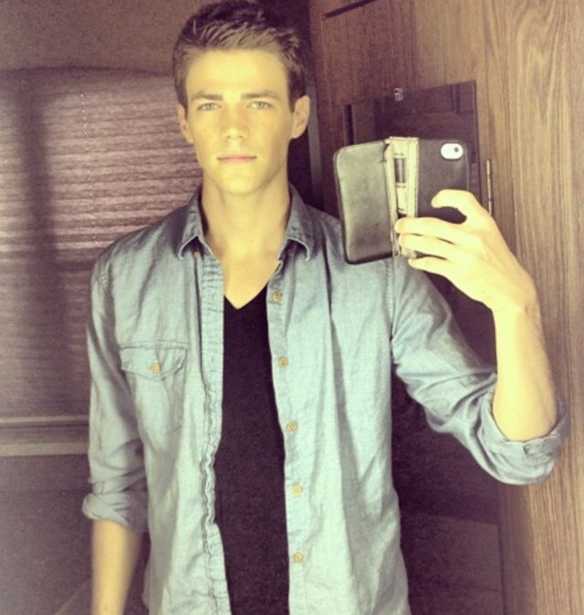 Sebastian Smythe, at your service. What's the fun in being nice? {Literate. Any ship; OTP's are Seblaine/Huntbastian.}