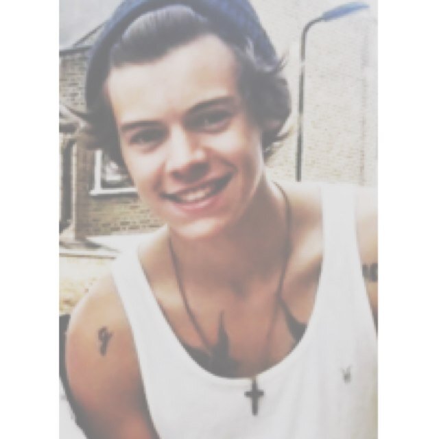 SINCE IM FOLLOWING YOU AND GAVE YOU A FREE FOLLOW, IN RETURN FOLLOW MY MAIN ACCOUNT @PUNKISHZAYN I LOVE YOU ~