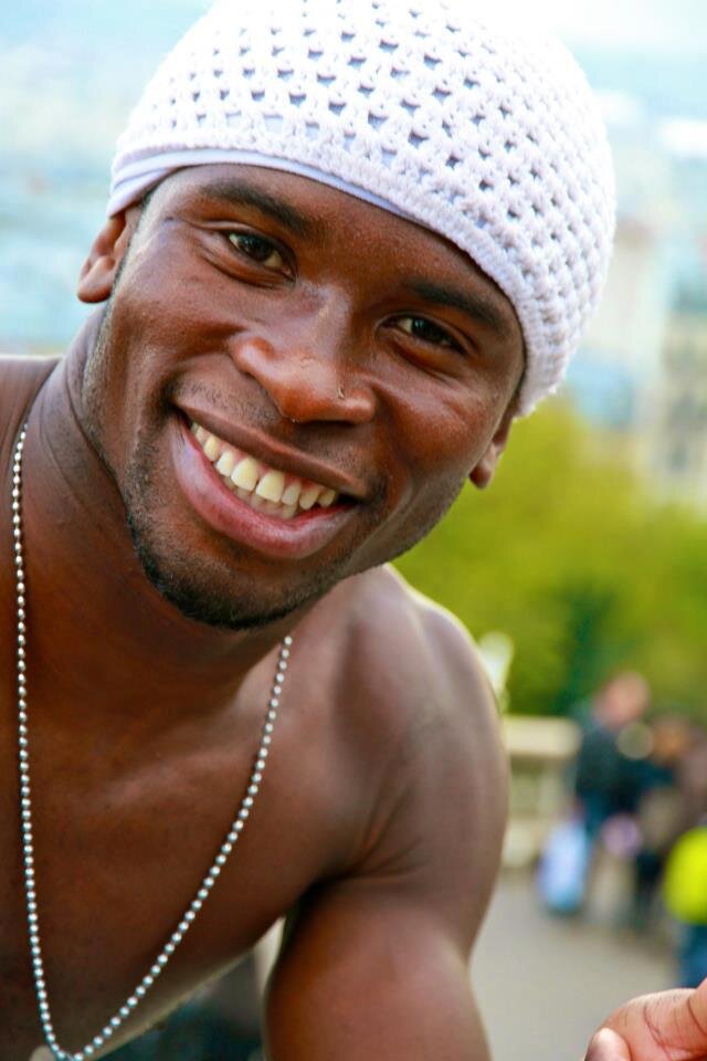 Iya Traore, Guinéen, footballeur et recordman de Freestyle. Iya TRAORE est un artiste du ballon rond.