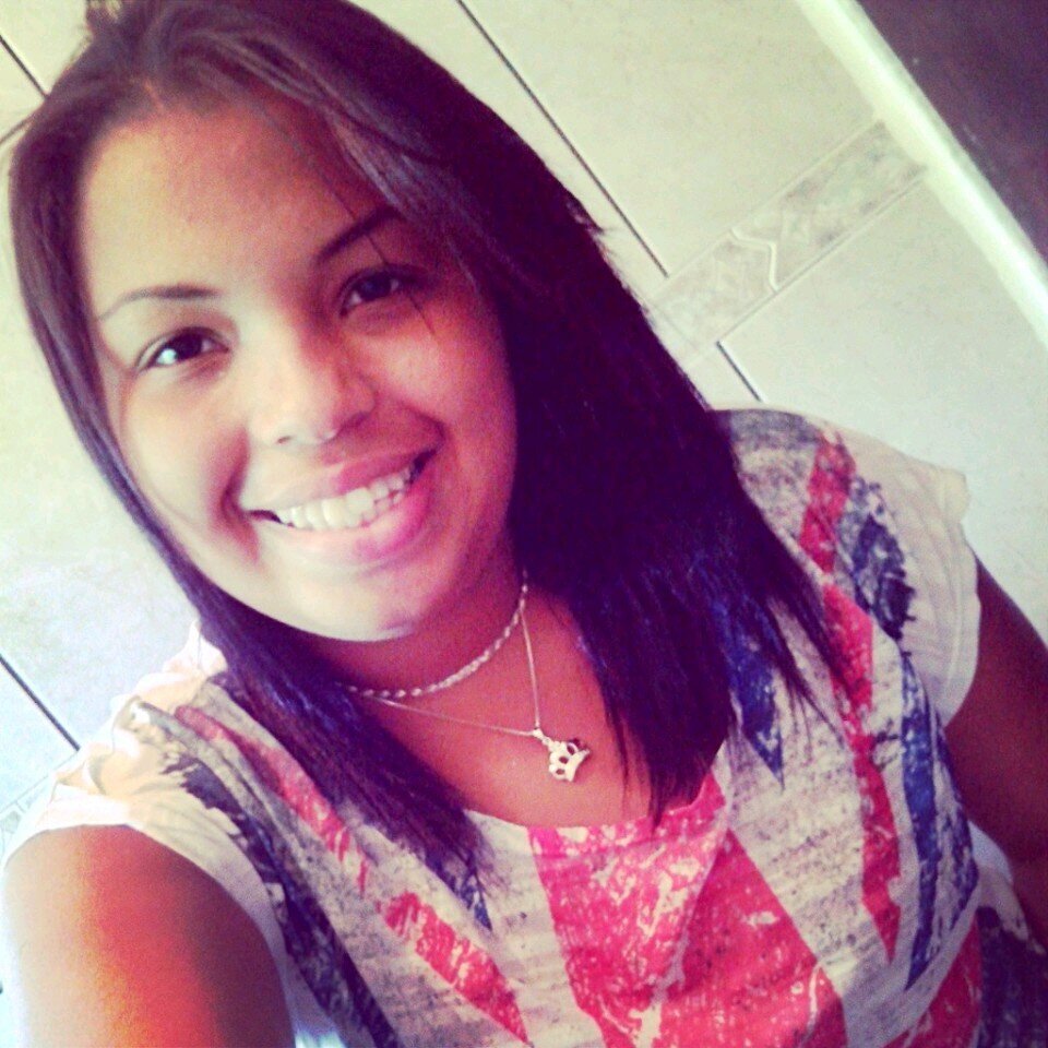 To me afastando de tudo que me atrasa, me engana, me segura e me retém. Fui ser feliz, e não volto.