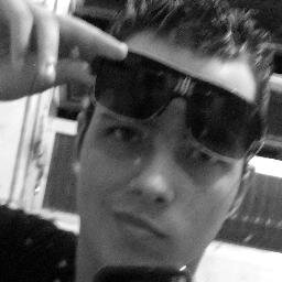 Sou extrovertido , simpático , legal, sincero , o resto deixo que a galera Fale