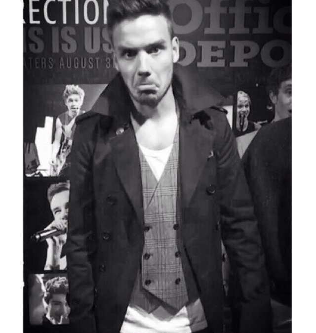 HI ITS @chickenmcnarrys FOLLOWING U BACK ON HERE BC IM ON FOLLOW LIMIT OK ILY ALL