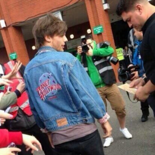 PLEASE FOLLOW @craicforzouis AS SHE GAVE YOU THIS FREE FOLLOW AYE OK BYEE :))