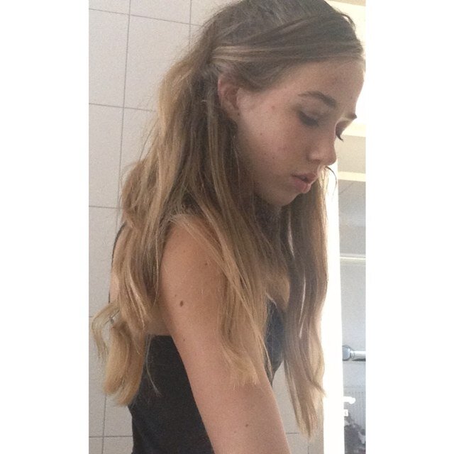 14 y/o • smiling, playing fieldhockey, singing, being weird and little mix.