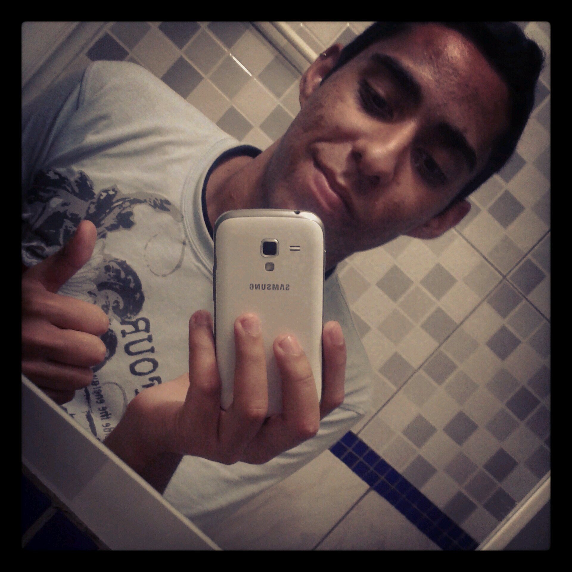 Sou igual, sou diferente aceito a diferença, 
OLHO NO OLHO 
sou uma pessoa que ACREDITA que sonha que SE EMOCIONA e não tenho vergonha disso =)