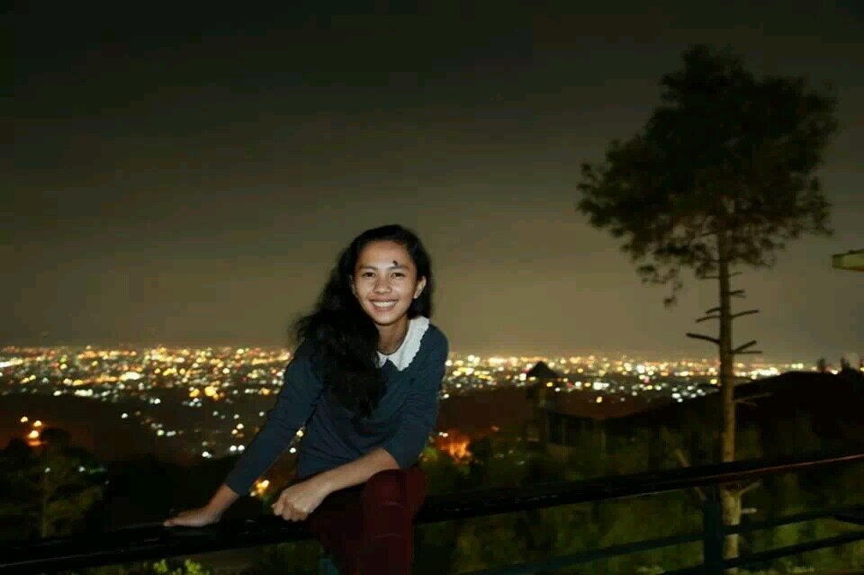 aku adalah aku yg sekarang,bukan aku yg kemarin,dan aku yg di esok. tatapan sinis, tapi hati melankolis