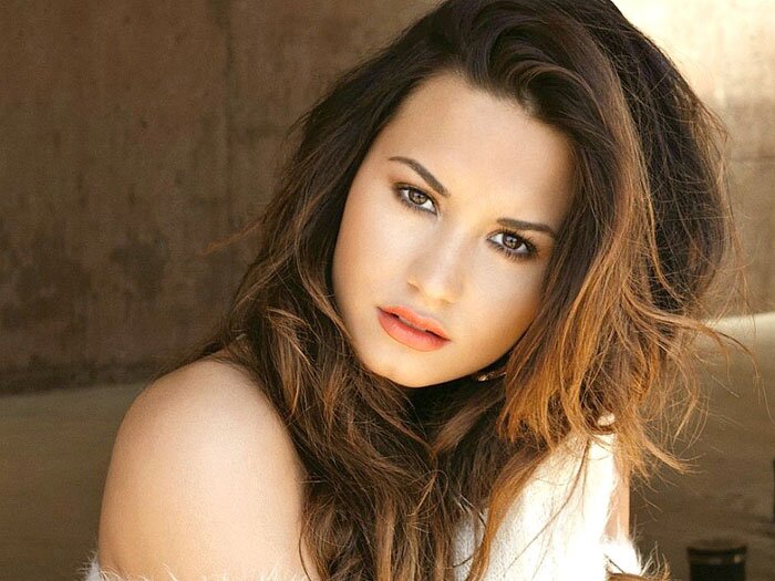 Lovatic, Selenator, Smiler, Mendie, Directioner, Belieber, Mohamie and Bellarina...