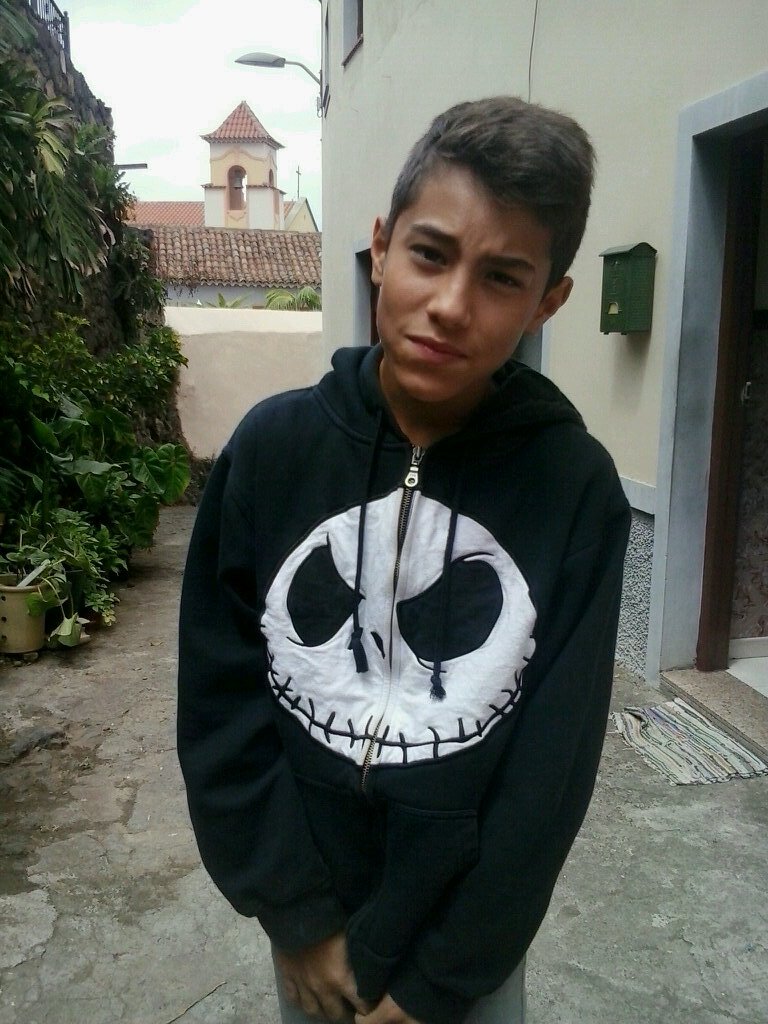 tio bueno y con un toque artistico,surfista