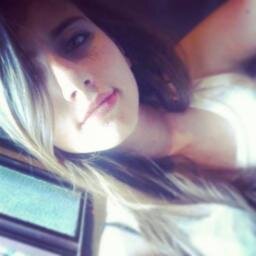 Ela é uma mulher menina que precisa urgentemente ser mais forte. ♪