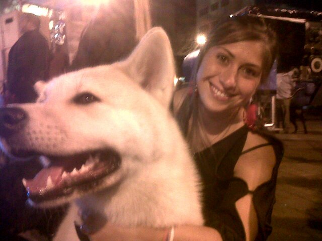 Lic. En Com. Social y Periodismo, políglota, soñadora, felizmente enamorada e hija de la mejor mujer y amiga  del mundo
