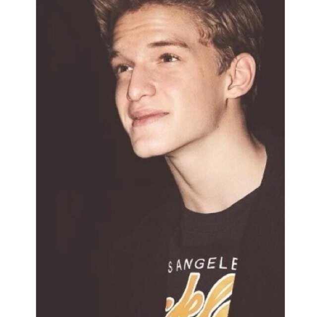 Two hard core angels who dedicate thier lives to mr curdy robert simpson ❤Cody And Alli Follow ♥ :)