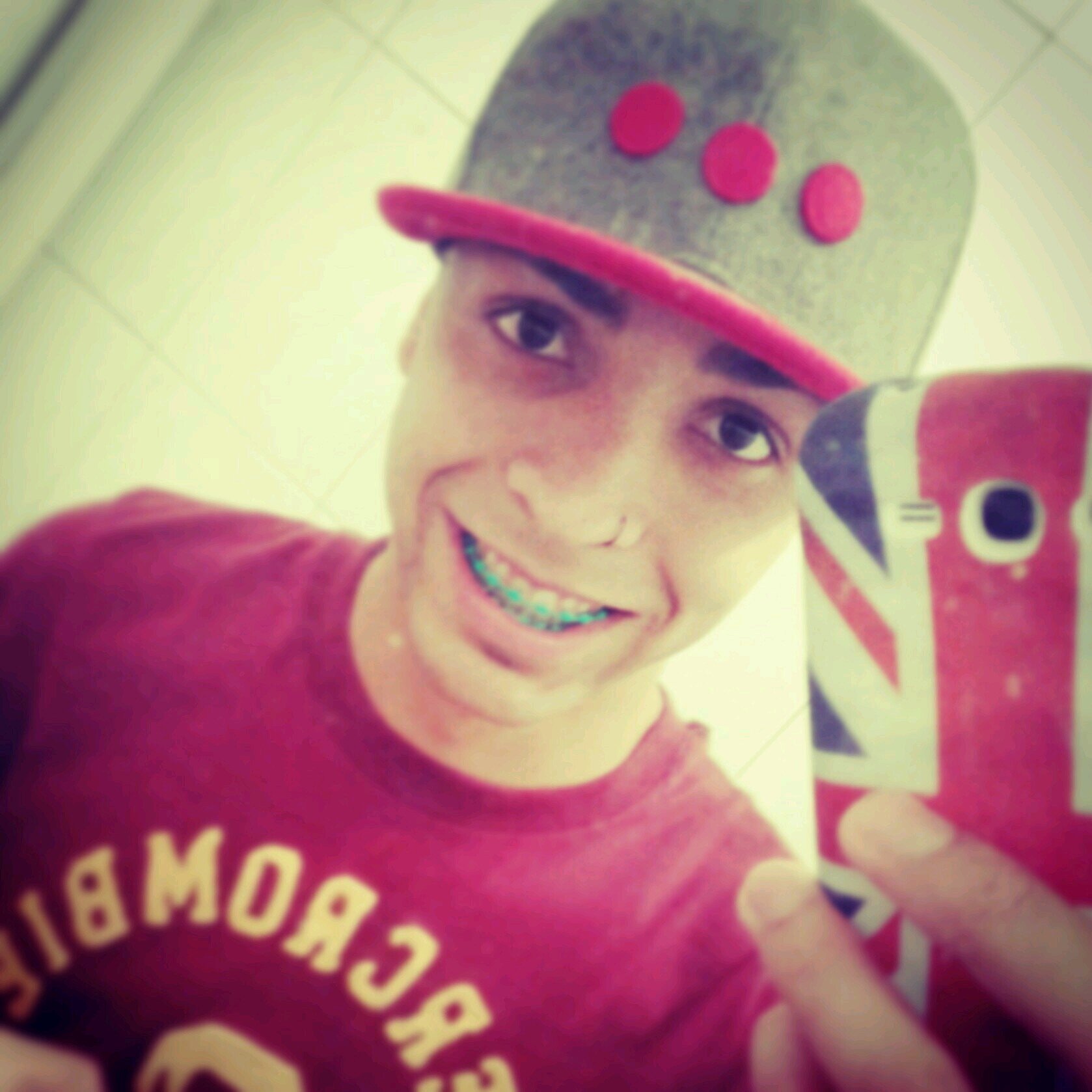 # E quando o mundo tentar me botar pra baixo eu vou sorrir e mostrar que minha #Fé é mais forte que tuudo *----------*