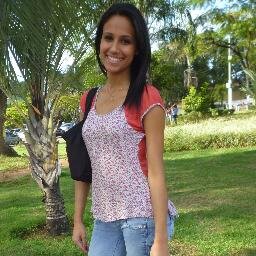 Sou as minhas atitudes, os meus sentimentos, as minhas ideias... Amo tocar violão, amo também minha familia, ♥ e meu namorado ♥    \o/
