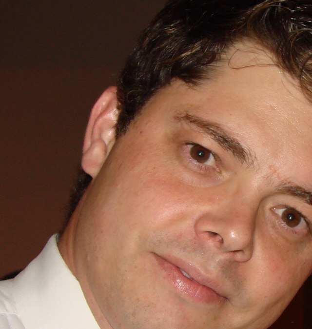 Decio...pai da Gigi e do Luquinha, amigo de amigos, casado com Erika Pecin, CEO da rede CNA...paixão por vinho, tenis e pelo tri campeão Santos FC.