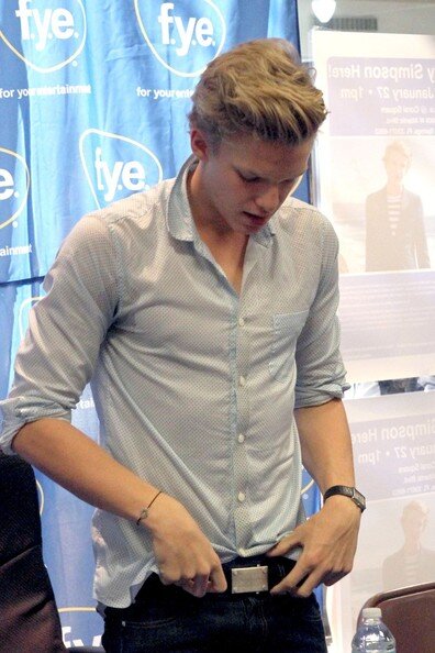 simpsonizer915's profile picture. Cody Simpson ilove you!!! you're an amazing Australian Singer and surfer!!! I will meet you one day (: