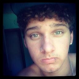 Te odeio mais que tudo na minha vida, porém eu te amo tb. Sabe que vo ta smp aqui né coisa insuportavel ? Irmão/inimigo/malvado/ idiota ♥ / @ArmandinhoLife_