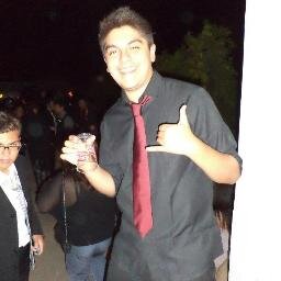 Universitario ;) ! Me gusta pasarla bien , diría que soy un poco sociable y siempre estoy con una sonrisa :D ! Bueno eso , ojalá los haya conmovido jajaja xD