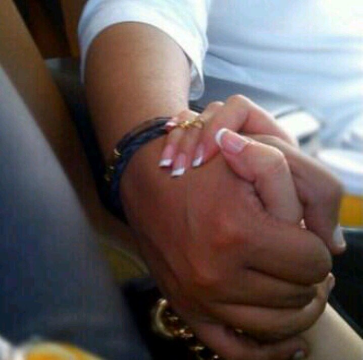‏وَأتنفسُ فِي غِيابكِ بَقايَا ذِكريَاتِنَا فَأموت ُشوقاً واختنِقُ حنيناً . ‏