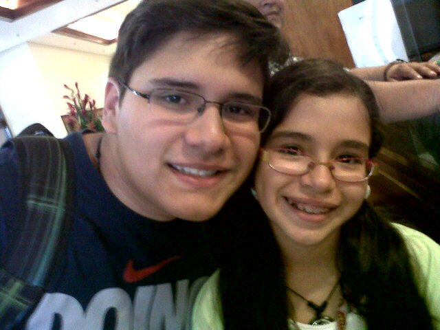 Tengo 10 años y tengo 2 hermanos uno se llama juanma y tiene 17 años y el otro se llama juancar y tiene 25 años y yo soy la mas pequeña de la casa y no es malo.