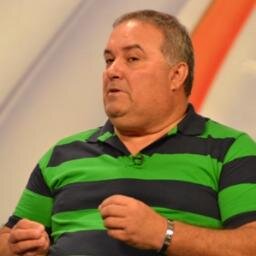 Edmilson Luiz radialista, peladeiro de coração, é pós graduado em chutes de direita, tem MBA no domínio de bola e a canhota é só para subir no ônibus...