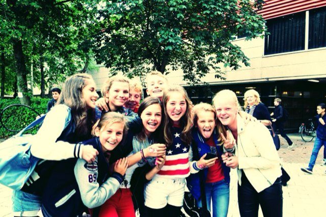 Girl • 12 y/o • brown hair/eyes • hockey ; Myra • best are ; nienke , britt & noa • lifelovelol