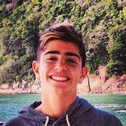 Jogador de futebol  e  Filho de Deus !   Eu sou @maxta_98  :D