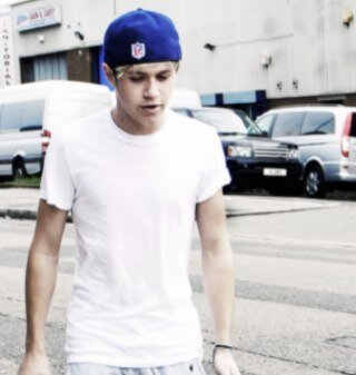 Dont follow this acc but my main @horanshunicorn if you do I will give you another 5 free follows.